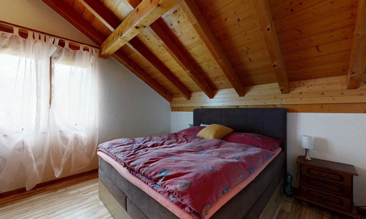 chambre avec vaulted ceiling, plafond voûté, beamed ceiling, plafond à poutres, et low ceiling