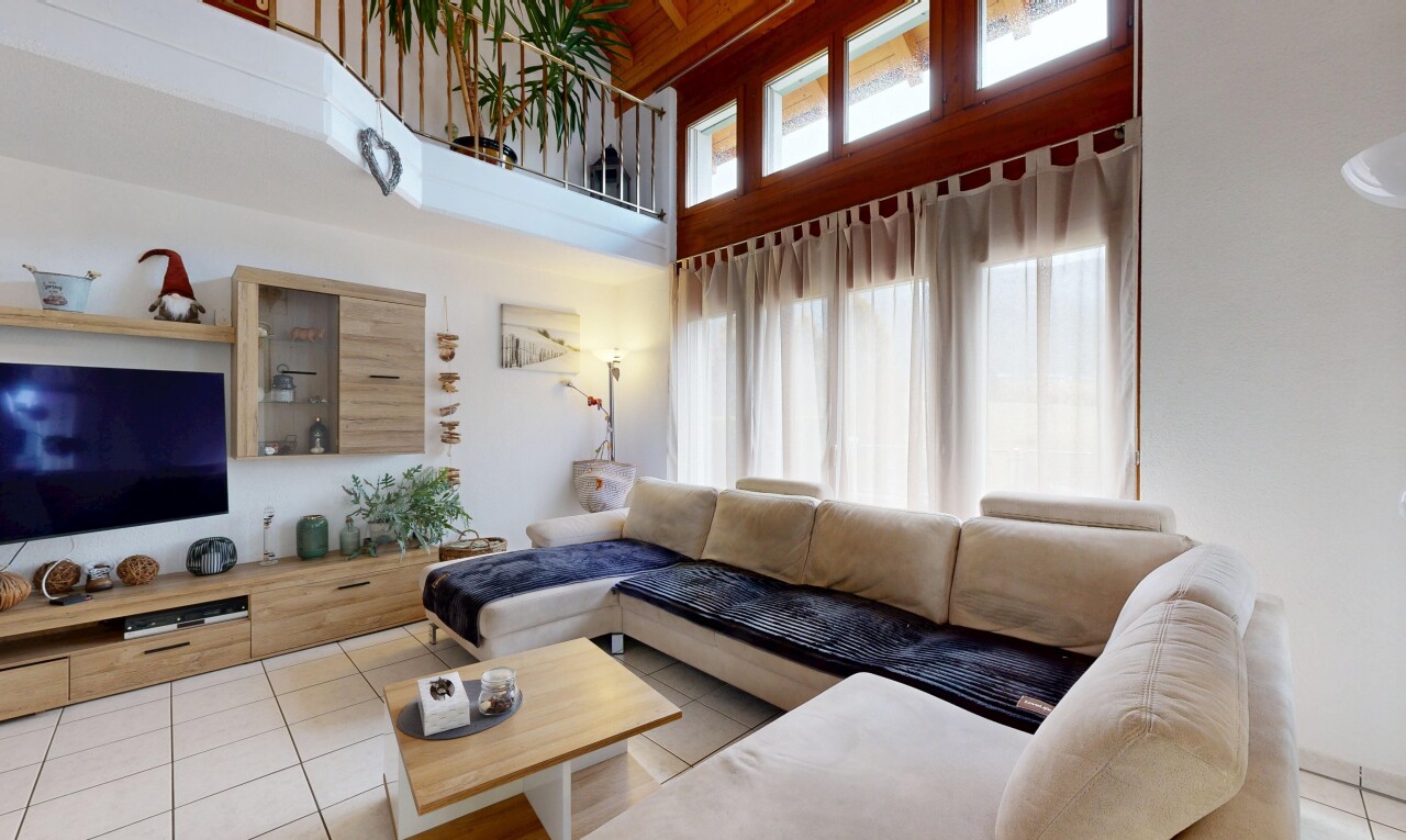 salon avec télévision, high ceiling, plafond haut, inside property, et natural light