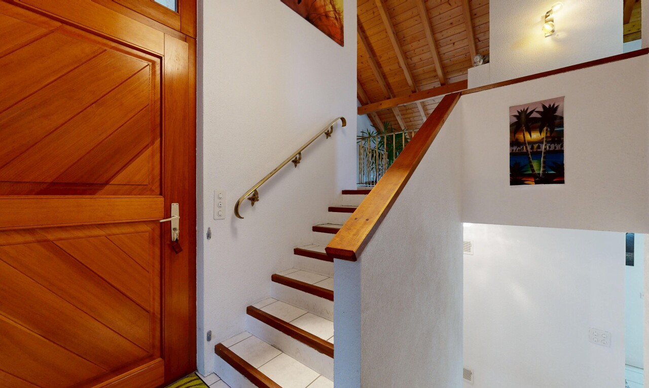 escaliers avec drywall, cloison sèche, wood ceiling, plafond en bois, et inside property