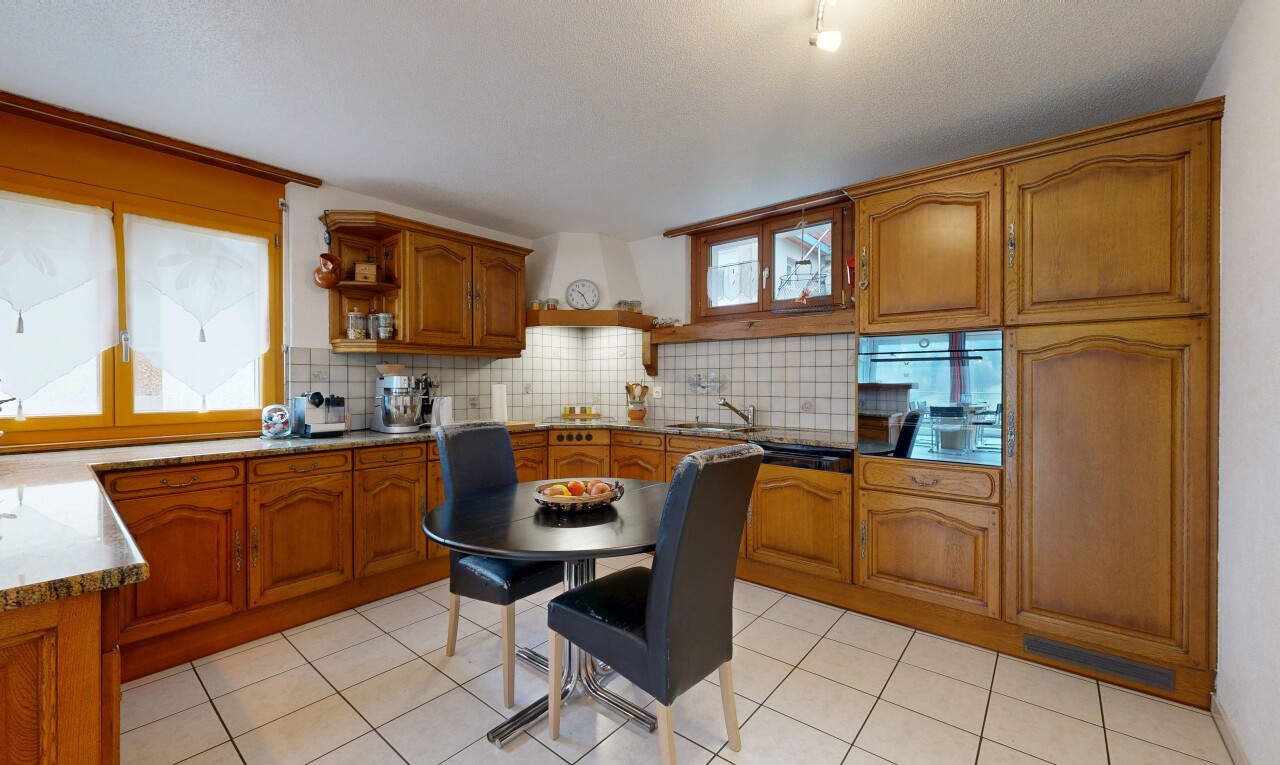 cuisine avec armoires en arc, arched cabinets, armoires marron moyen, medium brown cabinets, et dosseret