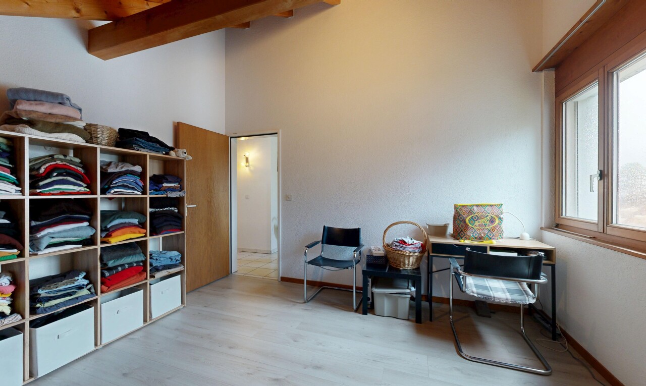 bureau avec wood finish floor, sol en finition bois, inside property, natural light, et lumière naturelle