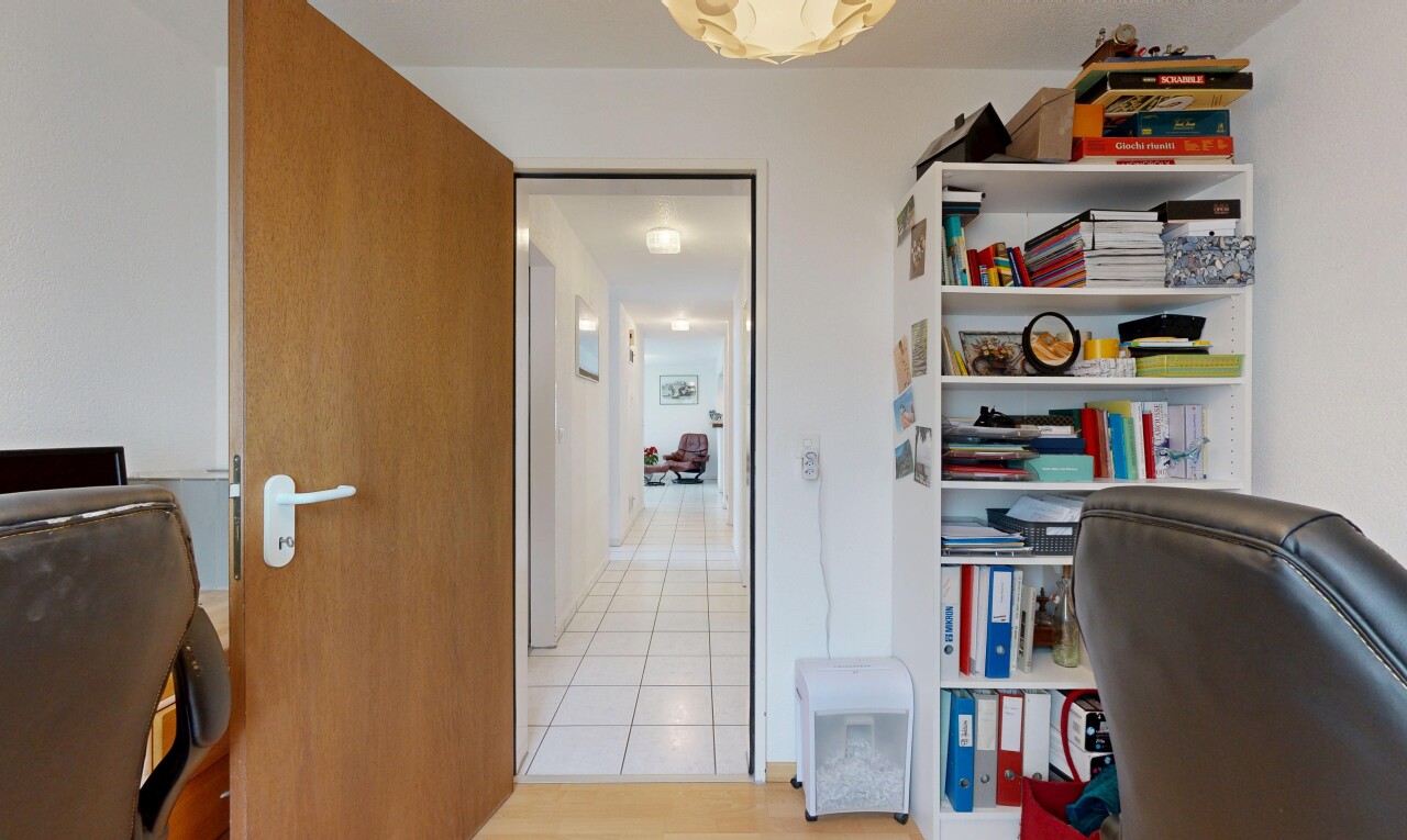 chambre avec espace bureau, cloison sèche, drywall, inside property, et light floor