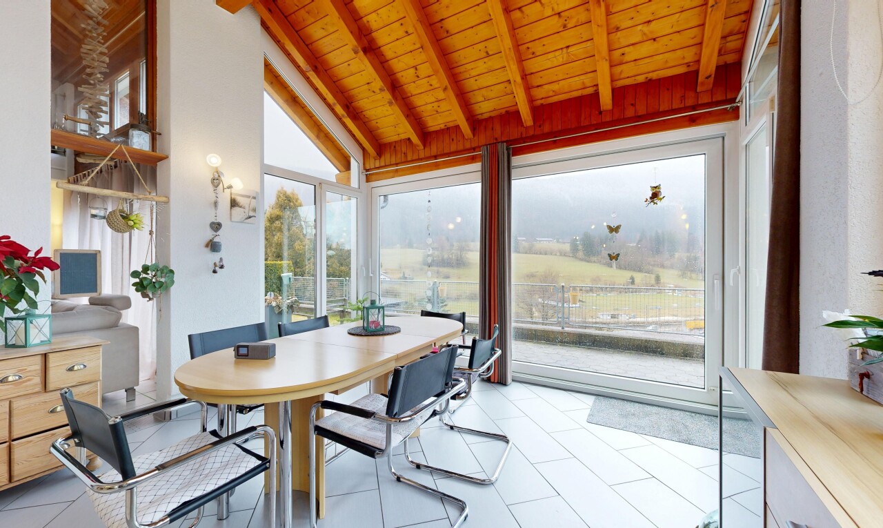 salle à manger avec beamed ceiling, plafond à poutres, vaulted ceiling, plafond voûté, et inside property