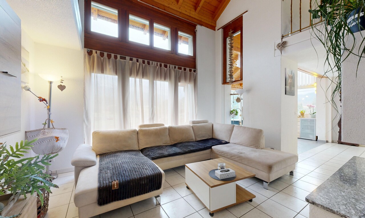 salon avec plafond haut, high ceiling, plafond voûté, vaulted ceiling, et inside property