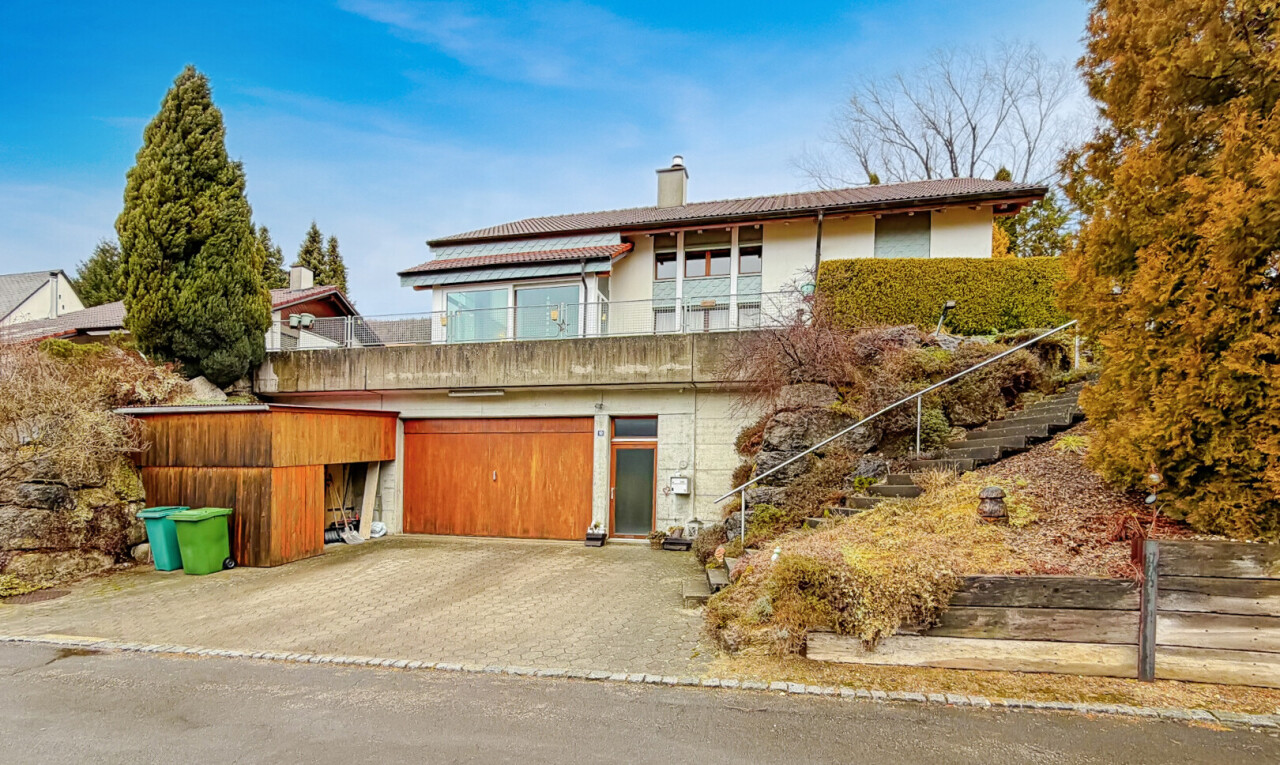 façade avec day time, garage intégré, allée, cheminée, et escaliers