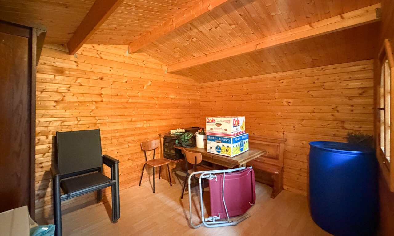 salle à manger avec mur en bois, wood wall, plafond voûté, vaulted ceiling, et sol en finition bois