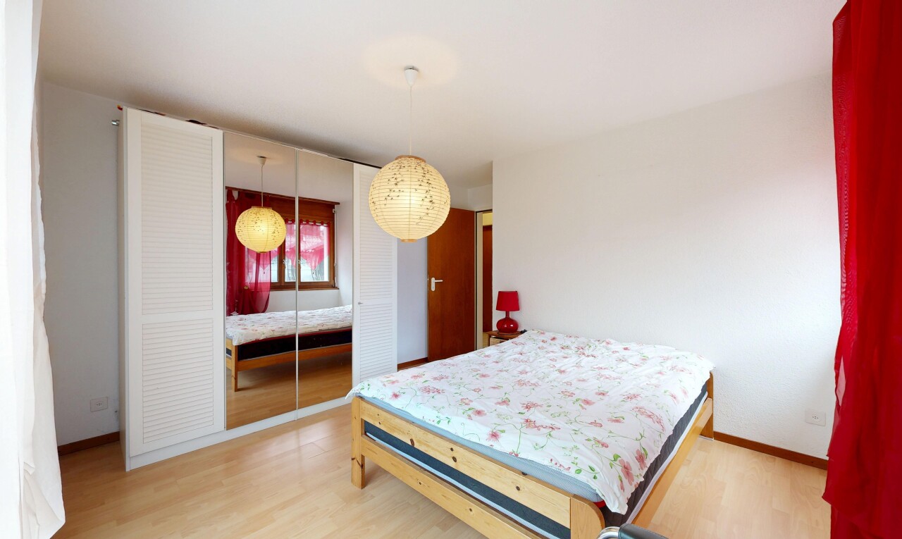 chambre avec sol en finition bois, wood finish floor, cloison sèche, drywall, et plinthes murales
