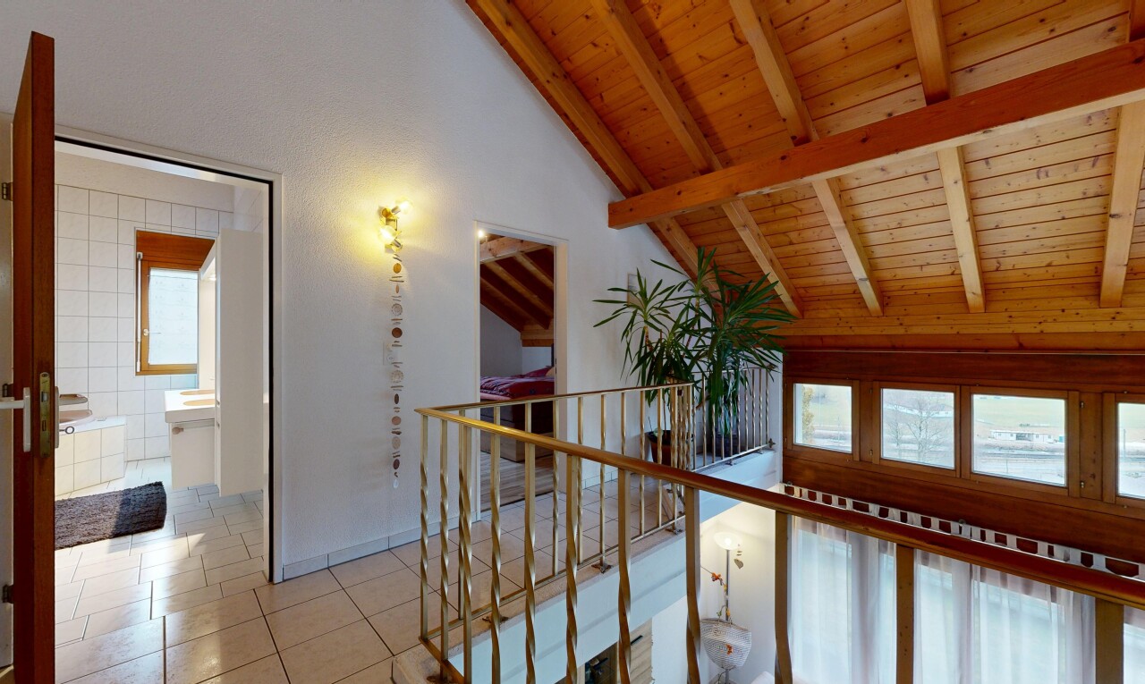 escaliers avec plafond à poutres, beamed ceiling, inside property, plafond en bois, et wood ceiling