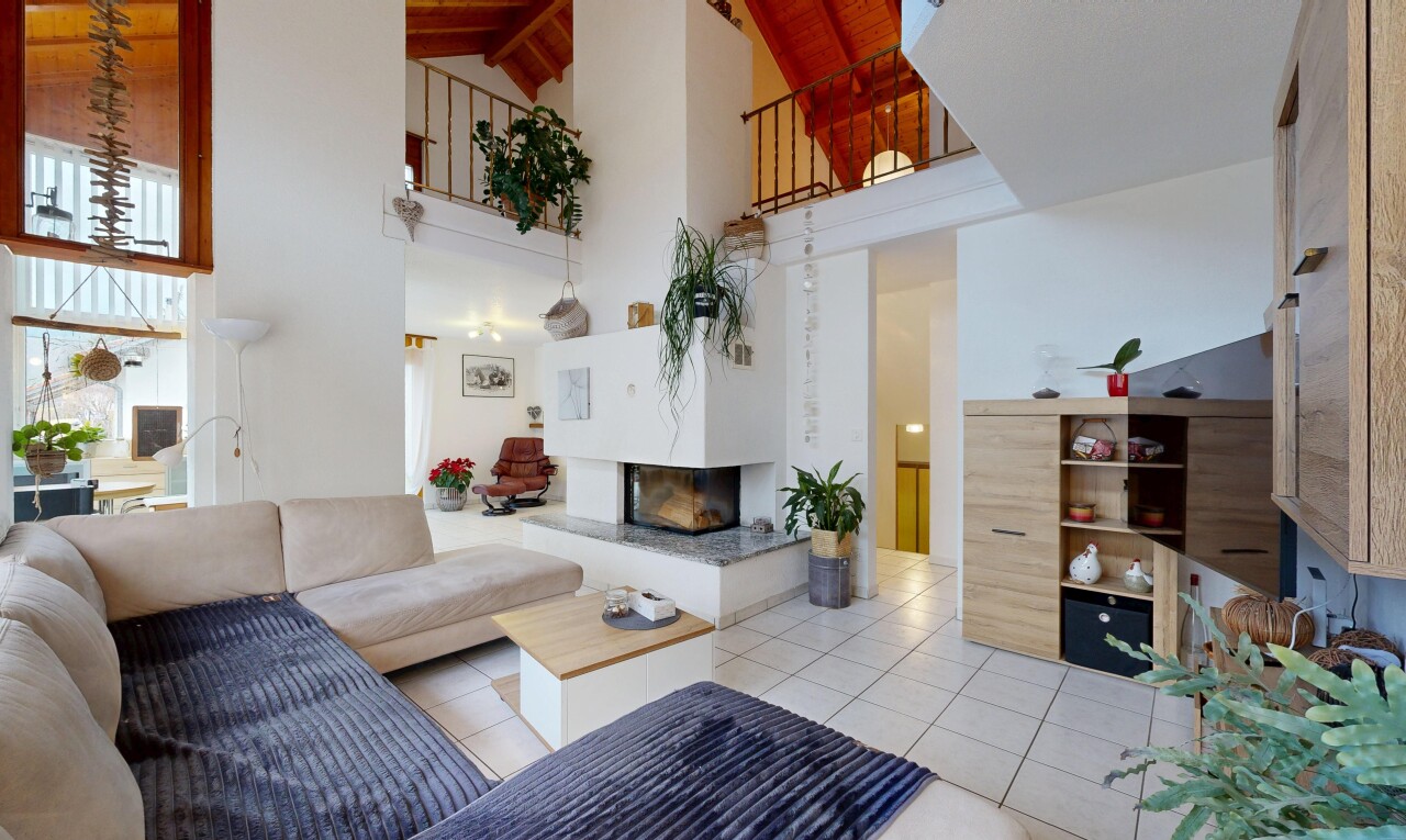 salon avec plafond haut, high ceiling, sol en carrelage, tile floor, et cloison sèche