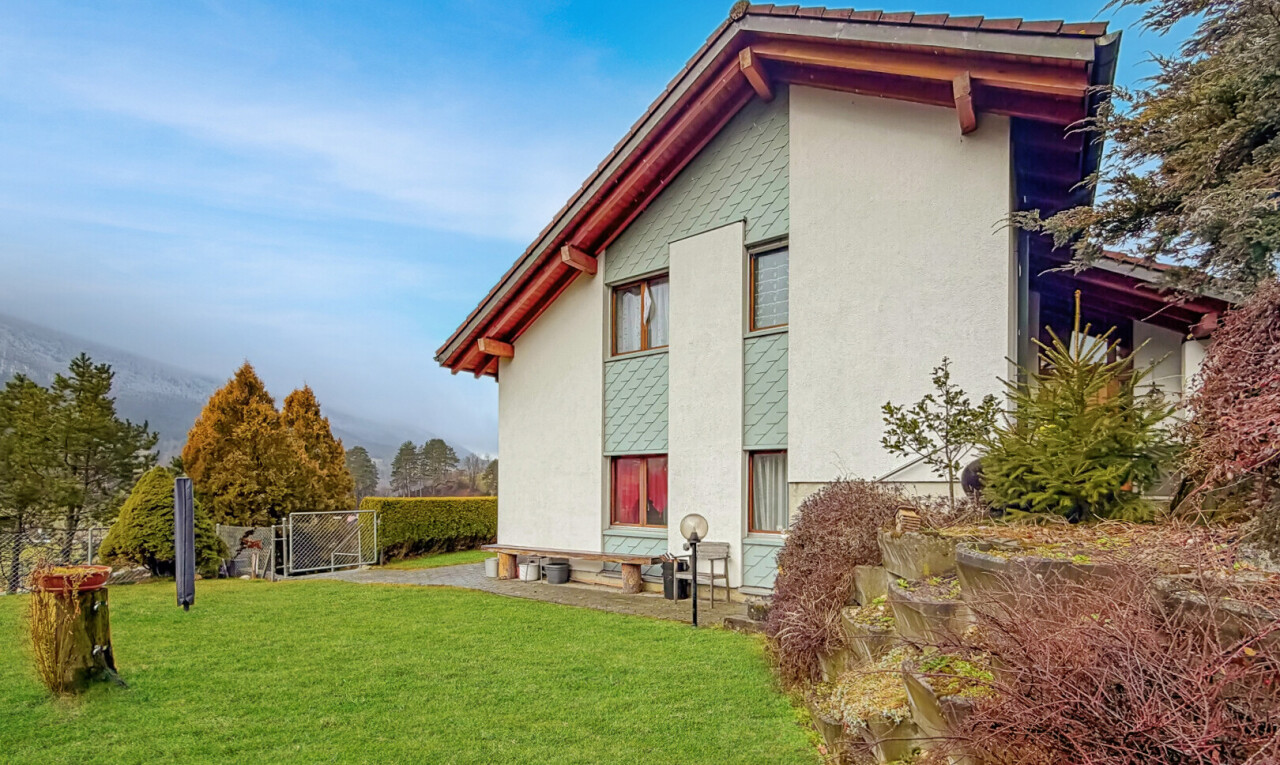 façade avec bardage en bardeaux, from property, day time, pelouse, et bardage en stuc