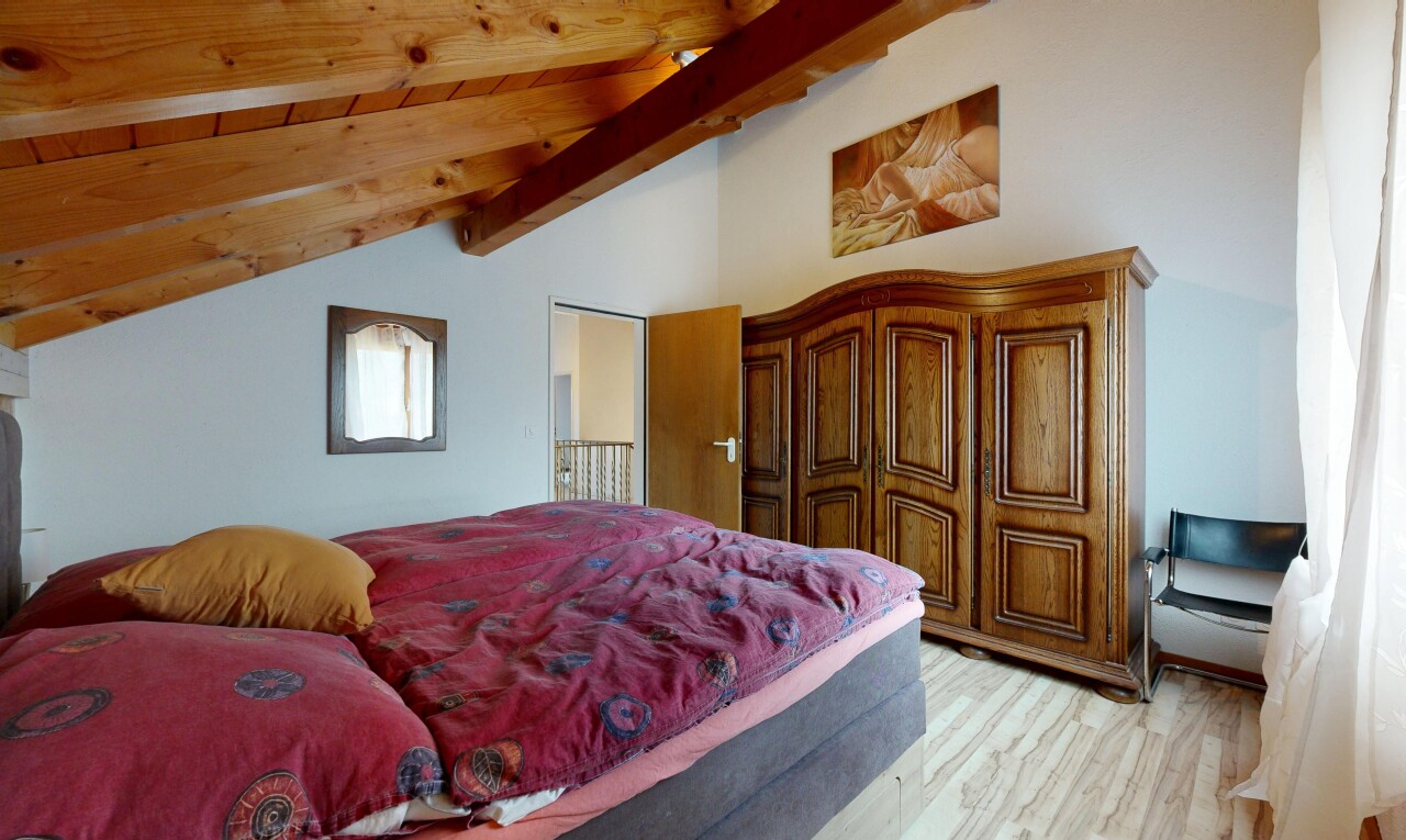 chambre avec sol en finition bois, wood finish floor, inside property, cloison sèche, et drywall