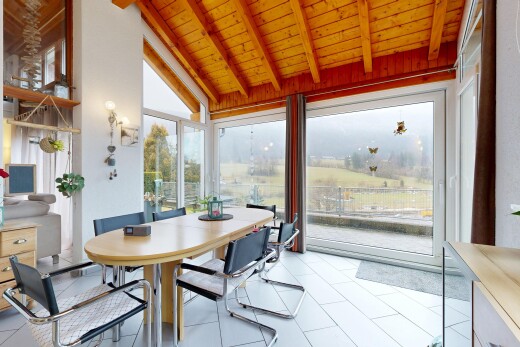 salle à manger avec beamed ceiling, plafond à poutres, vaulted ceiling, plafond voûté, et inside property