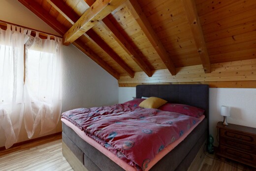 chambre avec vaulted ceiling, plafond voûté, beamed ceiling, plafond à poutres, et low ceiling