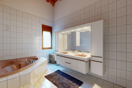 salle de bains avec salle de bain complète, mur en carrelage, tile wall, double vasque, et sol en carrelage