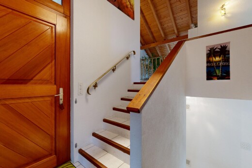 escaliers avec drywall, cloison sèche, wood ceiling, plafond en bois, et inside property
