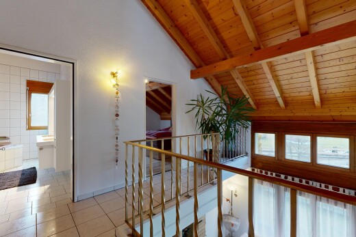 escaliers avec plafond à poutres, beamed ceiling, inside property, plafond en bois, et wood ceiling