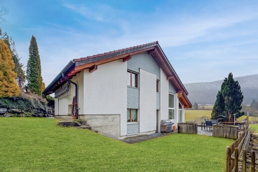 façade avec bardage en bardeaux, from property, pelouse, day time, et terrasse