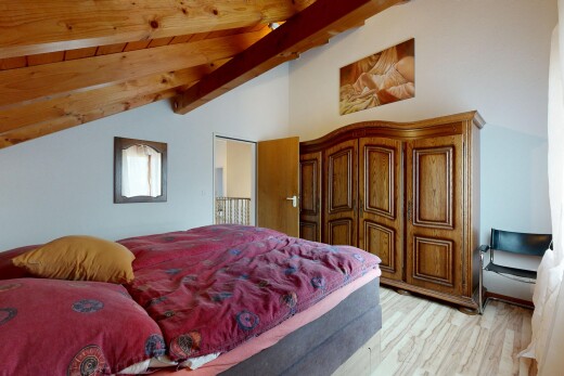 chambre avec sol en finition bois, wood finish floor, inside property, cloison sèche, et drywall