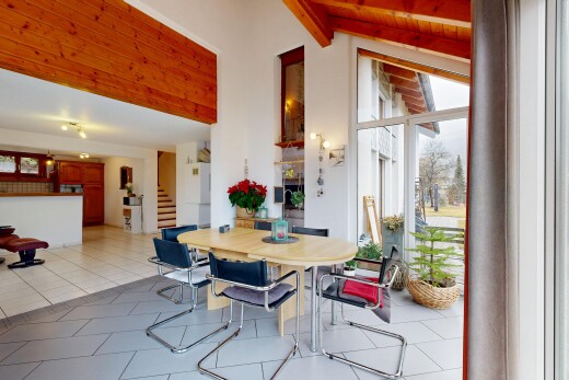 salle à manger avec escaliers, plafond haut, high ceiling, cloison sèche, et drywall