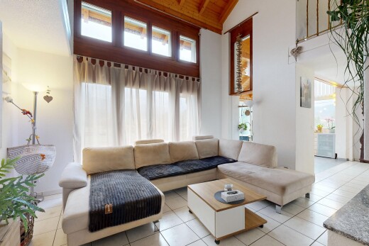salon avec plafond haut, high ceiling, plafond voûté, vaulted ceiling, et inside property