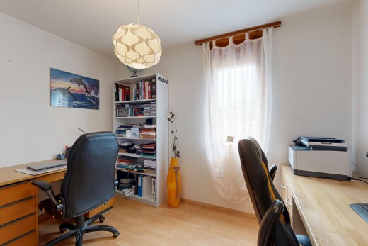 bureau avec espace bureau, lumière naturelle, natural light, sol en finition bois, et wood finish floor