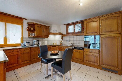 cuisine avec armoires en arc, arched cabinets, armoires marron moyen, medium brown cabinets, et dosseret