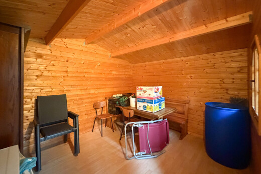 salle à manger avec mur en bois, wood wall, plafond voûté, vaulted ceiling, et sol en finition bois