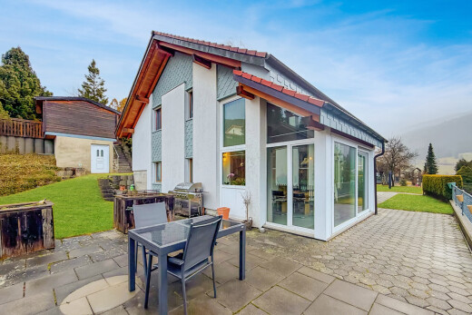 terrasse avec from property, coin repas extérieur, terrasse, pelouse, et gril