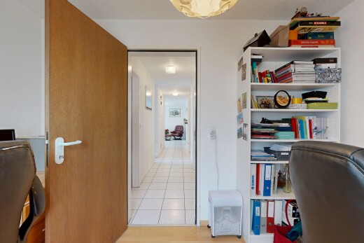 chambre avec espace bureau, cloison sèche, drywall, inside property, et light floor