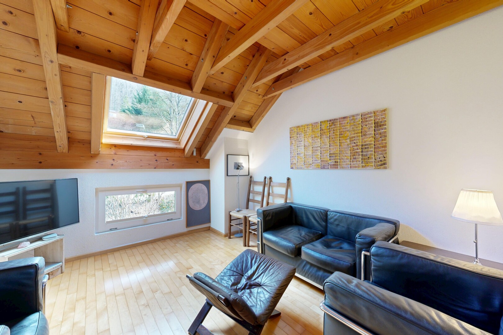 salon avec plafond à poutres, beamed ceiling, inside property, télévision, et plafond en bois