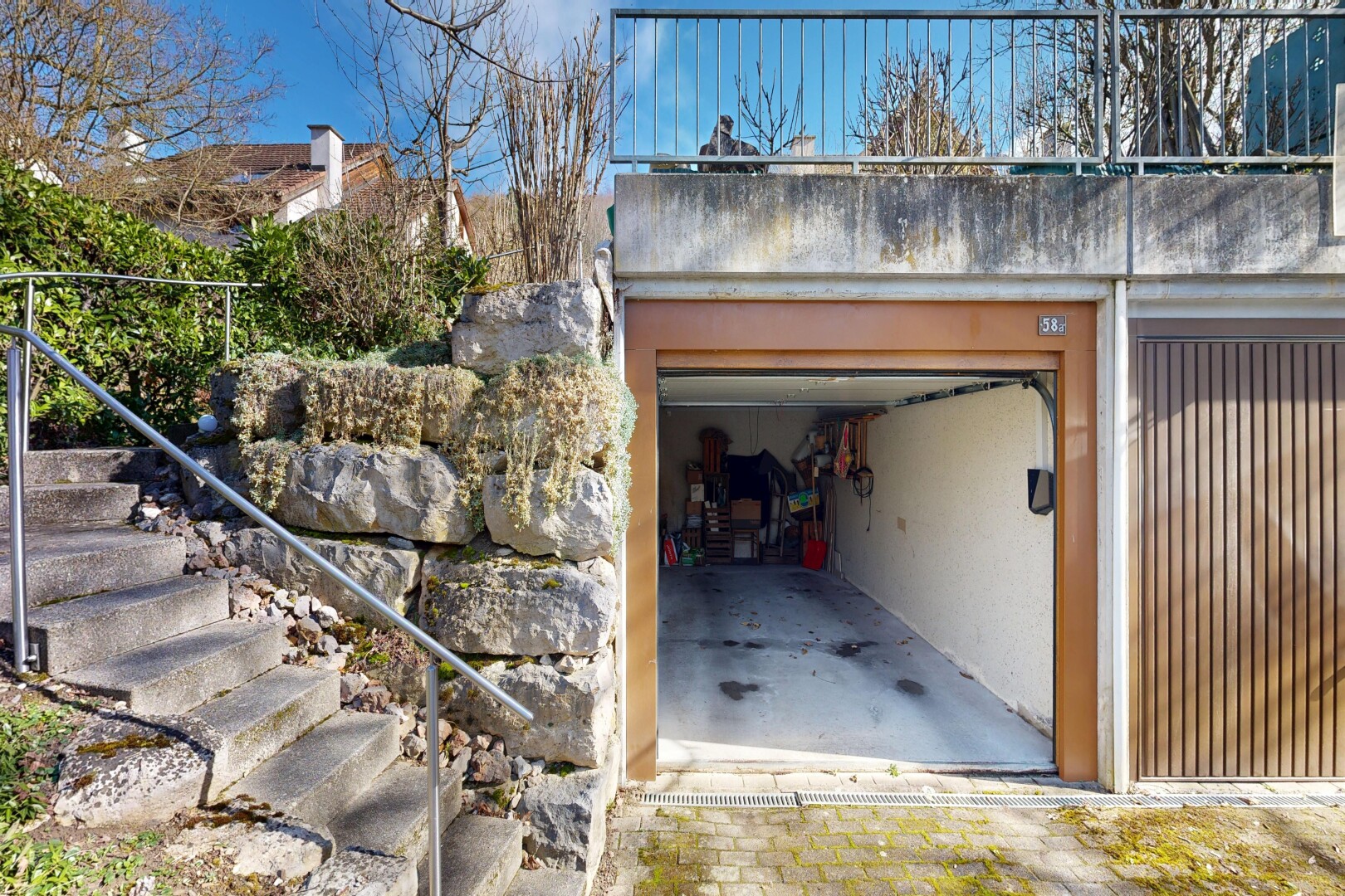 façade avec day time, garage intégré, from property, bardage en stuc, et escaliers