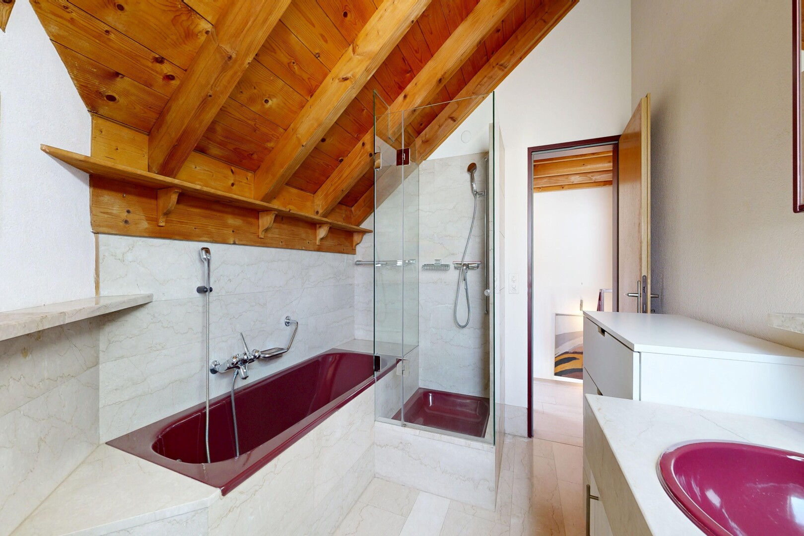 salle de bains avec bain, lavabo (ou coiffeuse selon le contexte), douche, vaulted ceiling, et plafond voûté