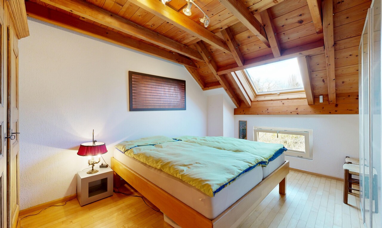chambre avec inside property, sol en finition bois, wood finish floor, plafond à poutres, et beamed ceiling