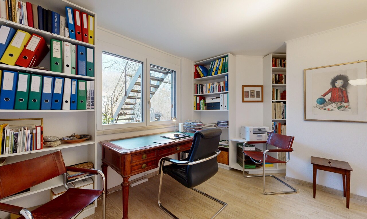 bureau avec drywall, cloison sèche, wood finish floor, sol en finition bois, et espace bureau