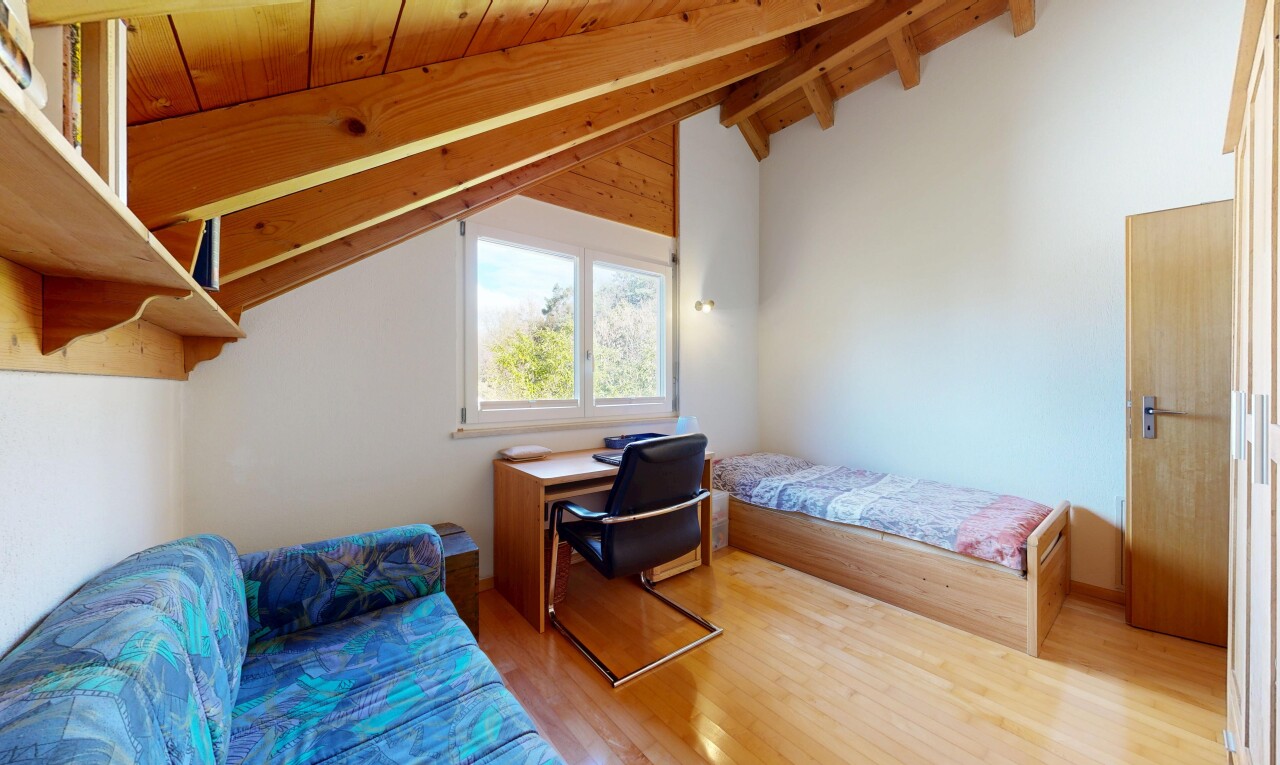 chambre avec plafond voûté, vaulted ceiling, sol en finition bois, wood finish floor, et plafond à poutres