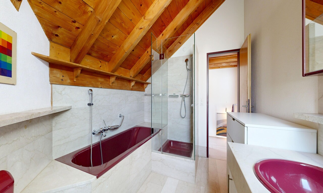 salle de bains avec bain, lavabo (ou coiffeuse selon le contexte), douche, vaulted ceiling, et plafond voûté