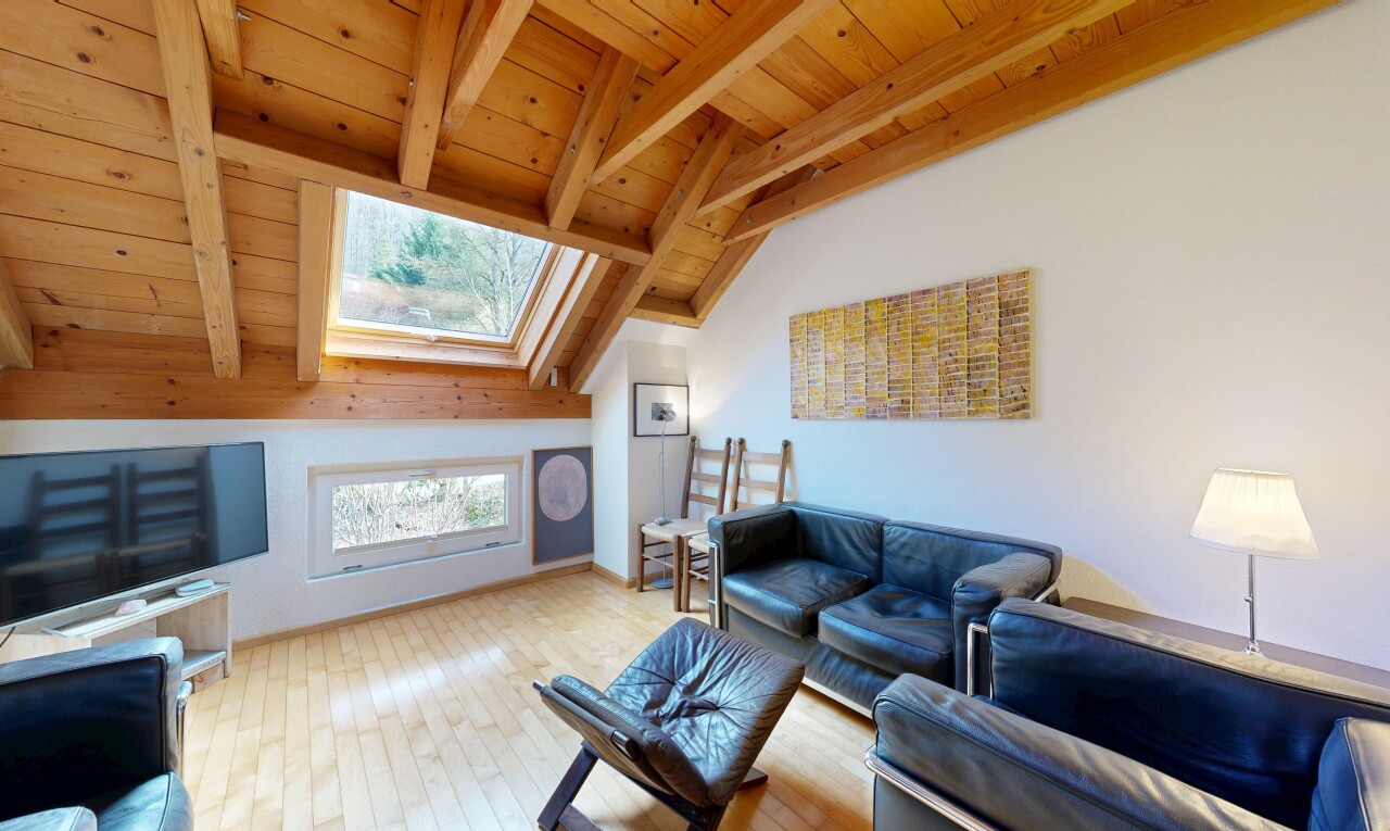 salon avec plafond à poutres, beamed ceiling, inside property, télévision, et plafond en bois