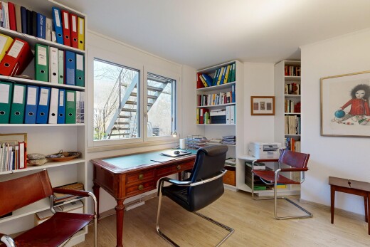 bureau avec drywall, cloison sèche, wood finish floor, sol en finition bois, et espace bureau