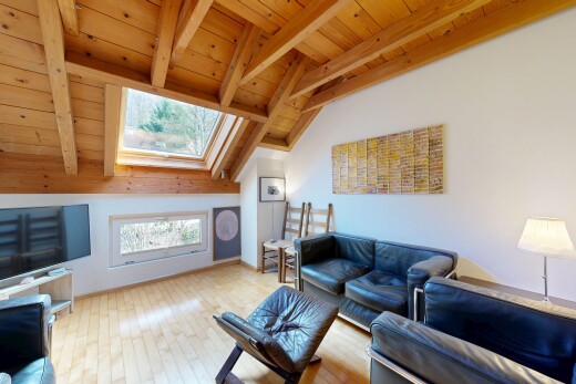 salon avec plafond à poutres, beamed ceiling, inside property, télévision, et plafond en bois