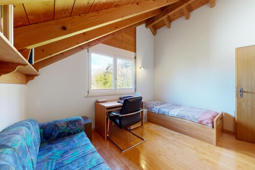 chambre avec plafond voûté, vaulted ceiling, sol en finition bois, wood finish floor, et plafond à poutres