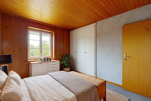 zimmer / schlafzimmer mit holzdecke, teppich, holzwand, kleiderschrank, und natürliches licht
