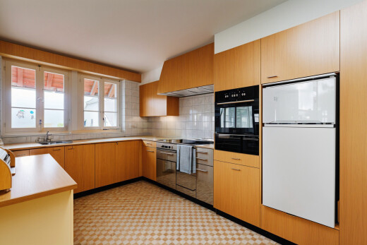 küche mit waschbecken, kühlschrank, natürliches licht, ofen, und vinylboden