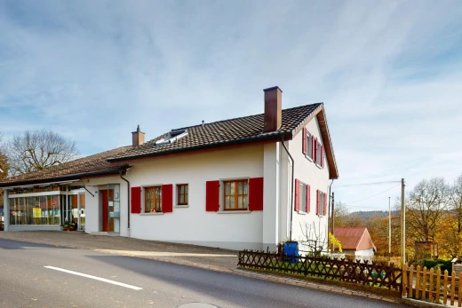 view of outdoor house