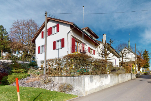 außenansicht mit zaun