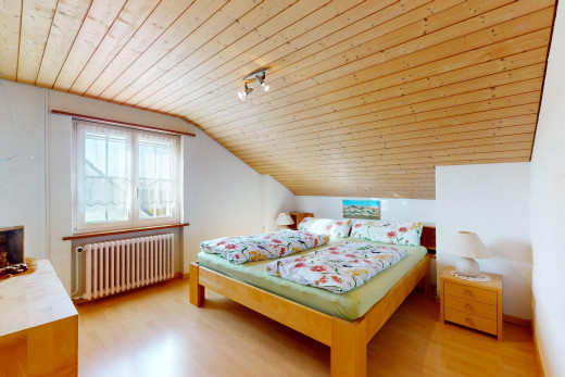 zimmer / schlafzimmer mit kühler, parkettboden, holzdecke, natürliches licht, und niedrige decke