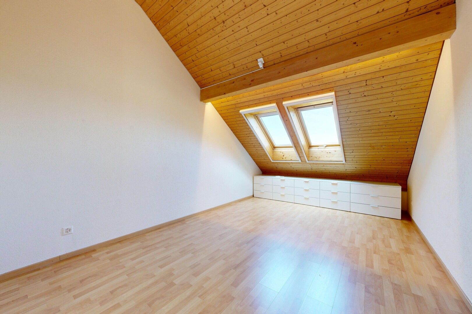 pièce vide avec plafond en bois, wood ceiling, inside property, sol en finition bois, et wood finish floor