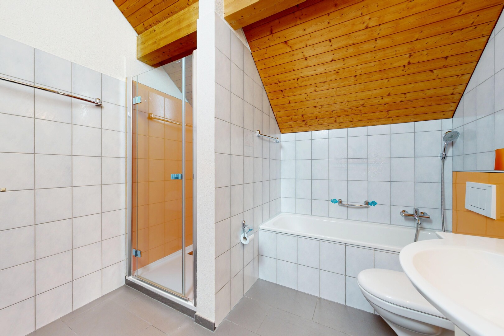 salle de bains avec douche, mur en carrelage, tile wall, salle de bain complète, et plafond voûté