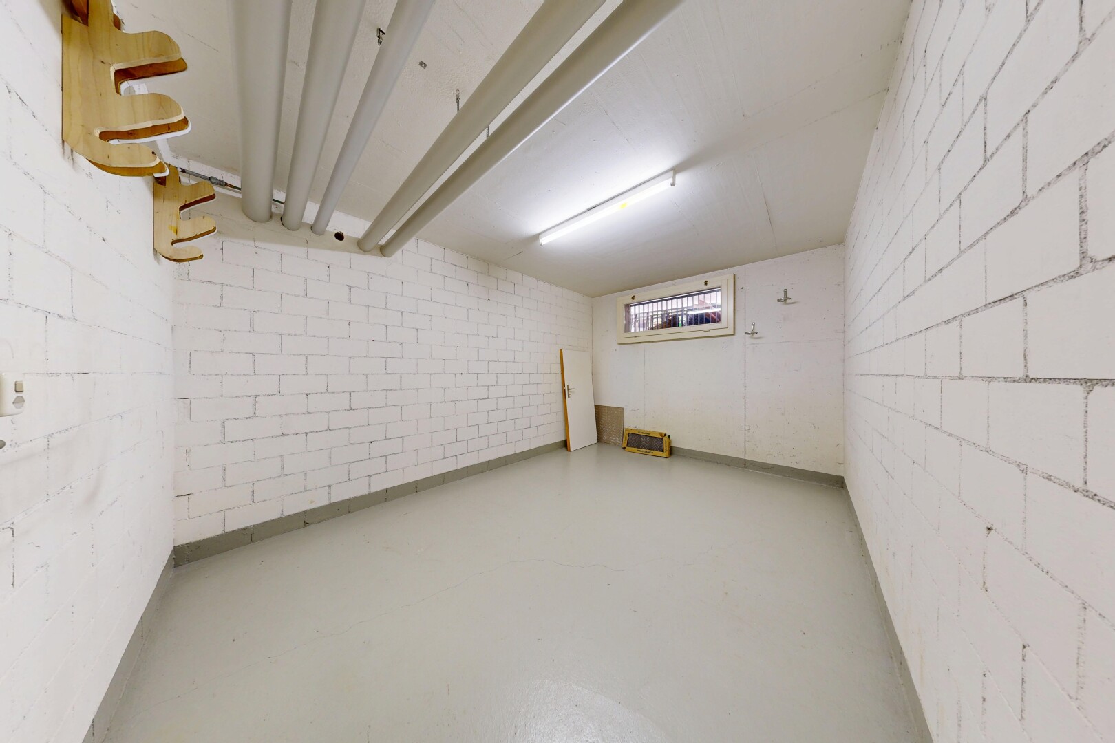 pièce vide avec sol en béton, concrete floor, finished concrete floor, inside community, et sous-sol