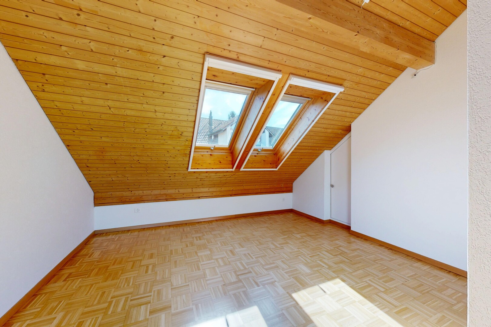 pièce vide avec plafond voûté, vaulted ceiling, plafond en bois, wood ceiling, et plinthes murales