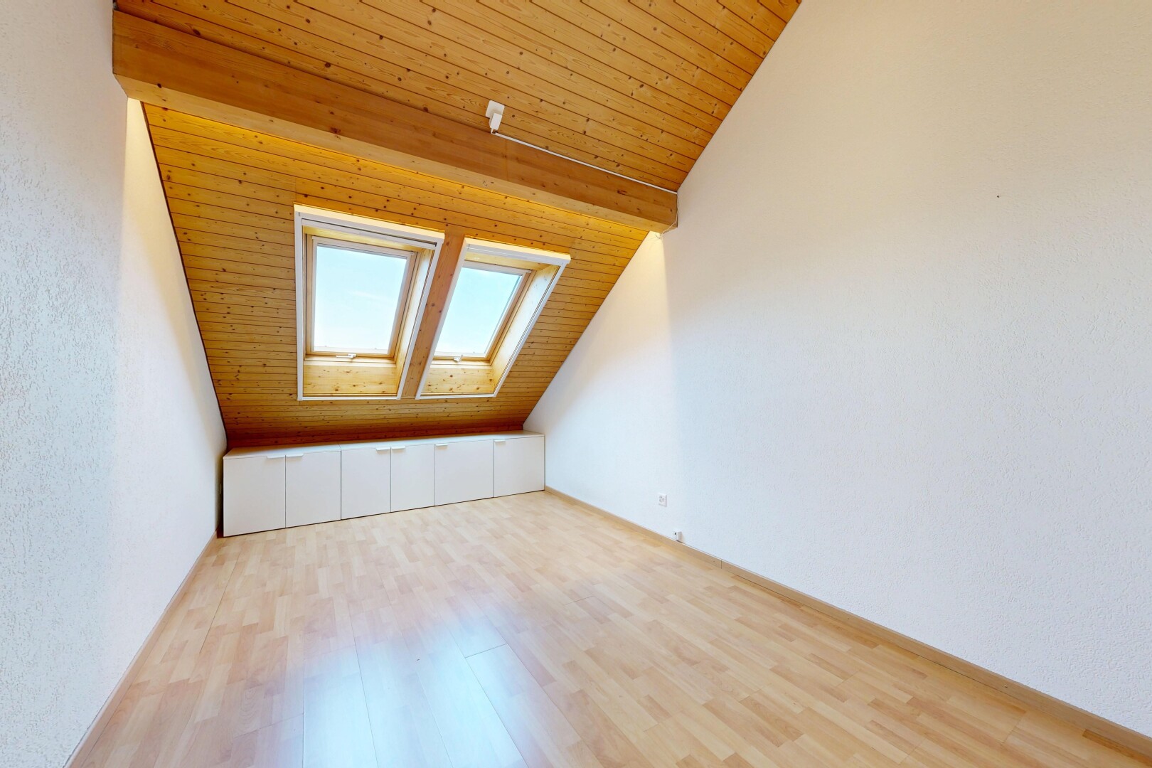 pièce vide avec wood ceiling, plafond en bois, vaulted ceiling, plafond voûté, et puits de lumière
